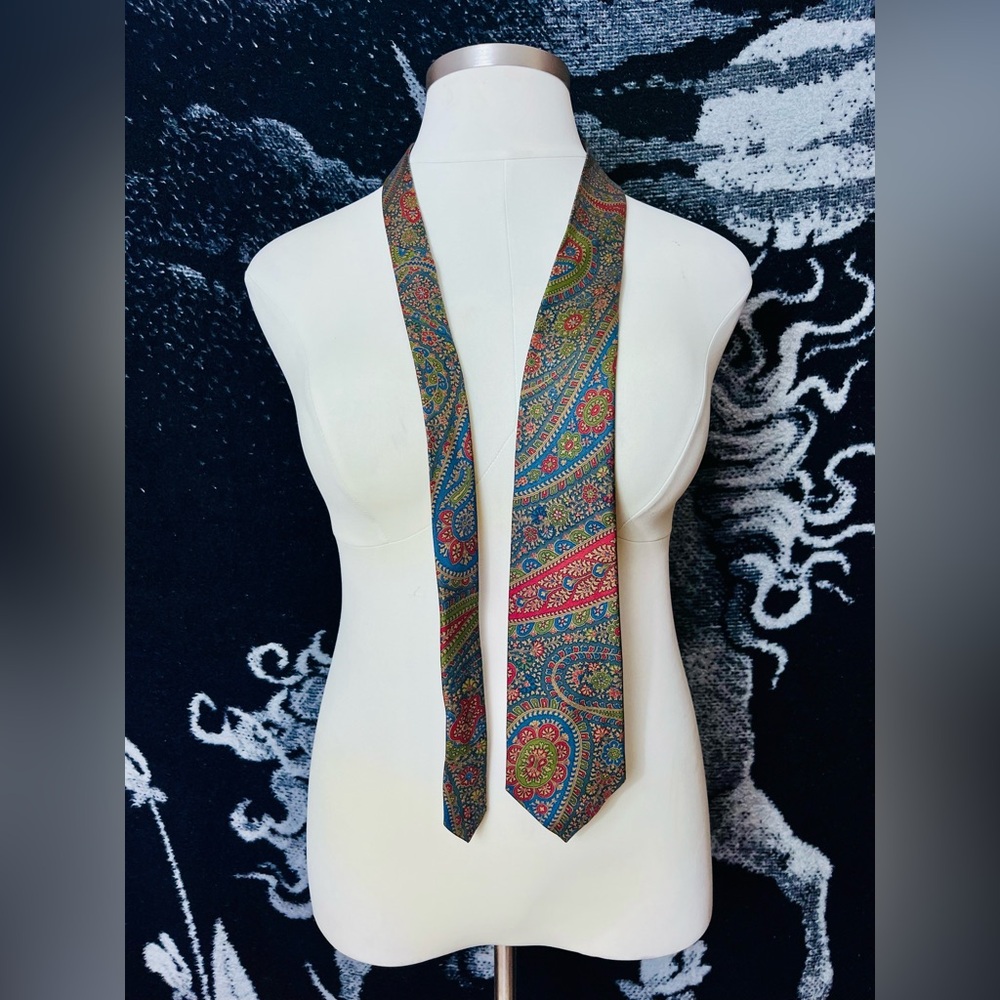 LAST CHANCE 🌈 VTG 1990s Saks Fifth Avenue Multicolor Paisley Tie